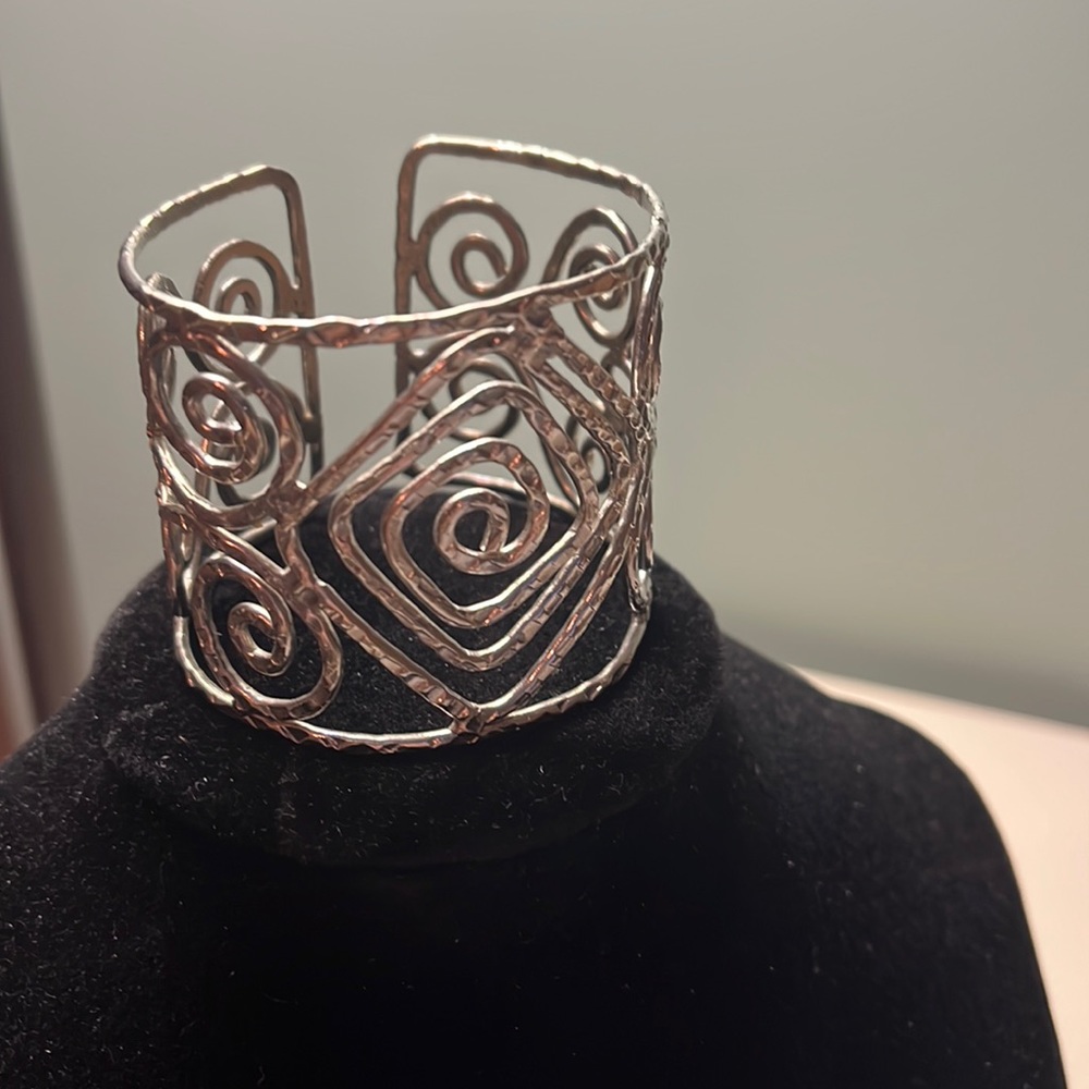 Br24. Silver colored cuff bracelet. - Picture 1 of 5